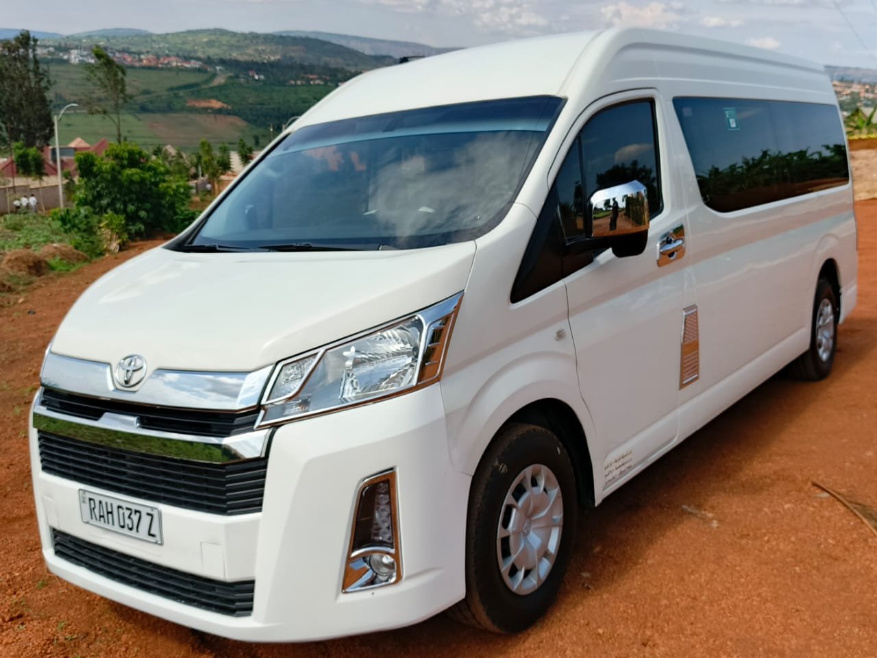 Toyota HiAce High Roof Minibus photo 2