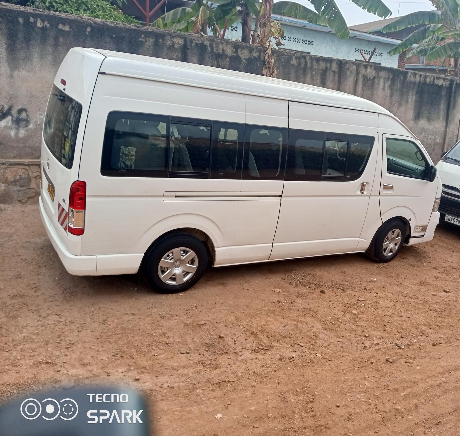 Toyota HiAce High Roof Minibus photo 3