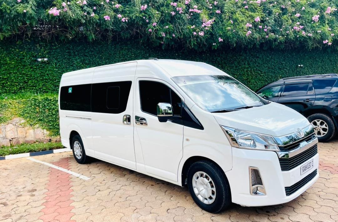 Toyota HiAce High Roof Minibus photo 4